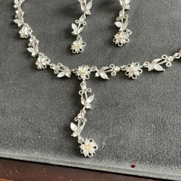 Set of necklace and earrings - Picture 3 of 4